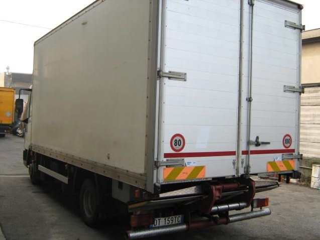 camion usato con pedana o sponda idraulica di sollevamento merci1.jpg
